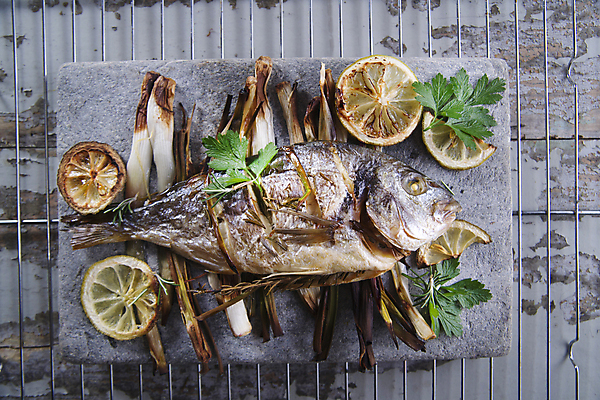 포토 JPG 해외이미지 실내 사람없음 그릴 도미 라임 파 도미구이 돌판 나무배경 해외202004 해외포토 백그라운드 채소 과일 주방용품 어류 내부 돌_바위 생선구이 파일형식 이미지허브