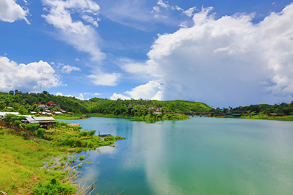 포토 JPG 해외이미지 구름 전통 아시아 문화 호수 바다 태국 하늘 아침 주택 항해 동양인 풍경 사람없음 목재 물 빛 강 평화 마을 일출 시골 만 보트 크루즈 부식 장면 헛간 뗏목 미얀마 해외202004 해외포토 주간 자연요소 나무 나라 교통수단 컨셉 배_교통 재료 인종 건물 노을 저장고 파일형식 이미지허브