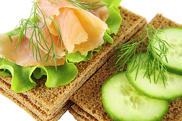 포토 JPG 해외이미지 빵 오이 사람없음 쌓기 두개 신선 양상추 흰배경 연어 오픈샌드위치 해외포토 음식 백그라운드 2 채소 모션 샌드위치 어류 흰색 파일형식 이미지허브