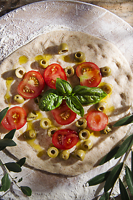 포토 JPG 해외이미지 토마토 나뭇잎 피자 실내 사람없음 하이앵글 올리브 밀가루 토핑 바질 나무도마 나무탁자 해외202004 해외포토 열매 뷰포인트 잎 채소 탁자 도마 패스트푸드 서양음식 내부 목재 가루 파일형식 이미지허브