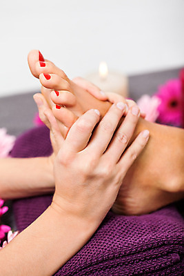 포토 JPG 해외이미지 여자 발 신체부위 빨간색 마사지 작업 씻기 네일아트 테라피 발마사지 양발 치료사 페디큐어 해외202004 해외포토 직업 컬러 사람 뷰티 청결 파일형식 이미지허브