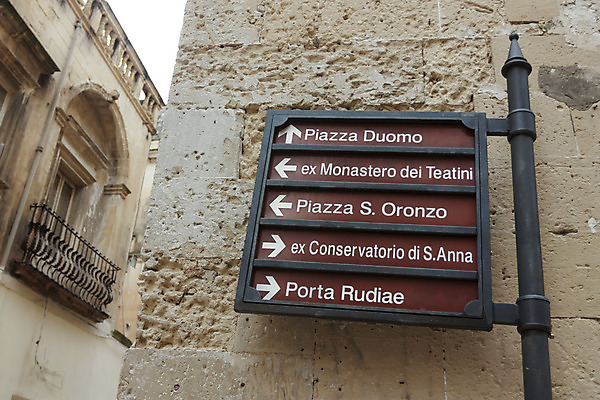 포토 JPG 해외이미지 외관 조각 십자가 건축양식 생물 사람없음 장식 조각상 산타클로스 교회 이탈리아 바위 용 역사 재산 묘사 신성 신화 천연기념물 바로크 바실리카 해외202004 해외포토 건축 유럽 크리스마스 종교건축 건물 금융 조형물 돌_바위 파일형식 이미지허브