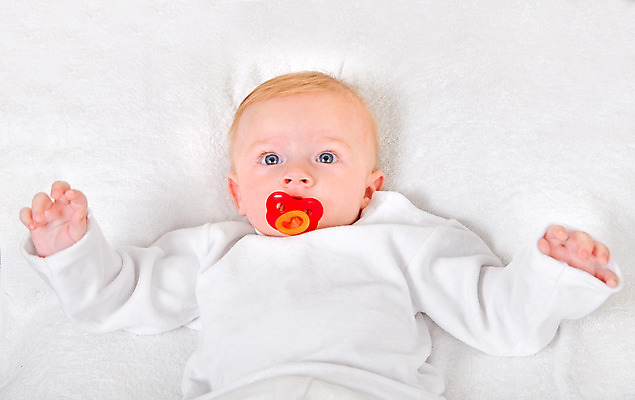 포토 JPG 해외이미지 백인 1 남자 행복 아들 얼굴 어린이 백그라운드 가족 베개 주택 실내 건강 한명 사람 소년 파란색 금발 머리 침묵 흰색 자녀 침대 아기 빨다 작음 담요 노리개젖꼭지 순수 즐거움 옷입기 걸음마 천진난만 해외202004 해외포토 서양인 헤어스타일 감정 컬러 가구 컨셉 관계 침구 모션 내부 건물 신체부위 소리 아기용품 크기 파일형식 이미지허브