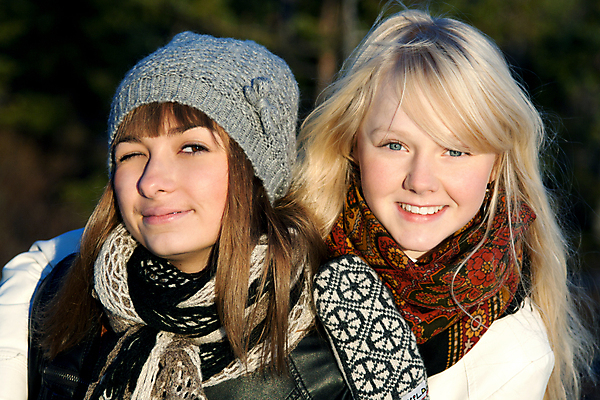 포토 JPG 해외이미지 모델 1 라이프스타일 응시 계절 공원 여자 행복 얼굴 백그라운드 자연 미소 사람 성인 야외 두명 목재 여름 머리 유행 기쁨 가을 표현 신선 숲 스타일 해외202004 해외포토 나무 시선 공공시설 감정 재료 표정 생활 신체부위 생태계 파일형식 이미지허브