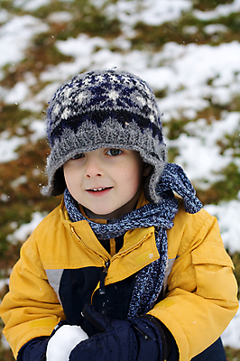 포토 JPG 해외이미지 남자 행복 어린이 겨울 장난 놀이 한명 들기 소년 야외 목도리 추위 코트 눈덩이 소년한명만 해외202004 해외포토 1 잡화 계절 감정 모션 눈_날씨 사람 외투 남자한명만 소년만 파일형식 이미지허브