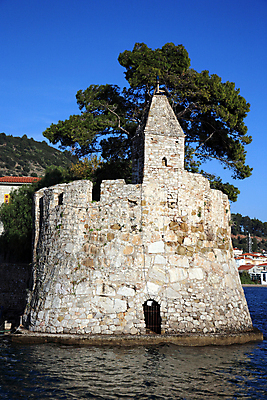 포토 JPG 해외이미지 나무 여행 건축양식 하늘 사람없음 야외 건물 중세 그리스 해외202004 해외포토 식물 건축물 건축 유럽 역사 파일형식 이미지허브