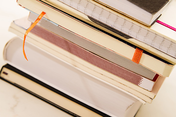 포토 JPG 해외이미지 학생 교육 종이 문화 과학 백그라운드 졸업 텍스트 학교 사람없음 책 스터디 독서 쌓기 탑 자료 정보 가르침 도서관 수집 읽기 교과서 대학교 문서 문학 수납 흙더미 제비 보관소 줄서기 출판 문해 해외202004 해외포토 건축물 모션 조류 교재 학습 흙 저장 파일형식 더미 이미지허브