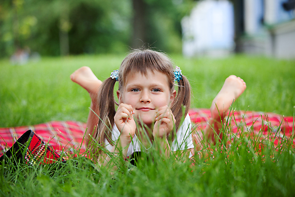 포토 JPG 해외이미지 1 공원 여학생 어린이 밭 휴식 한명 사람 야외 빨간색 초록색 금발 소풍 봄 유치원 자녀 체리 만족 긍정 지역 거짓말 해외202004 해외포토 학생 헤어스타일 계절 공공시설 여자 교육 감정 컬러 컨셉 농업 과일 야외활동 파일형식 이미지허브