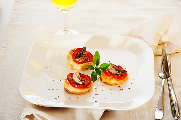 포토 JPG 해외이미지 접시 음식 조각 백그라운드 토마토 채소 손가락 양파 치즈 피자 건강 육류 요리 사람없음 빨간색 초록색 케이크 식사 저녁식사 이탈리아 껍질 흰색 신선 맛 아침식사 굽기 먹기 속도 햄 반죽 퍼프 베이컨 후추 내추럴 점심식사 고립 미니 채식주의자 페스츄리 페퍼로니 스타일 해외202004 해외포토 식기 손 유럽 빵 컬러 컨셉 식재료 모션 디저트 유제품 패스트푸드 서양음식 돼지고기 소시지 구이 향신료 채식 파일형식 이미지허브