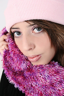 포토 JPG 해외이미지 여자 행복 어린이 겨울 포장 갈색머리 따뜻함 한명 미소 10대 목도리 추위 비니 해외202004 해외포토 모자_잡화 1 헤어스타일 잡화 계절 감정 청소년 표정 사람 파일형식 이미지허브