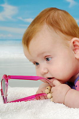 포토 JPG 해외이미지 백인 응시 행복 얼굴 어린이 모래 바다 여행 하늘 휴가 휴식 3 한명 물 파란색 선글라스 기쁨 흰색 아기 잡기 달콤 작음 걸음마 이국적 해외202004 해외포토 자연요소 서양인 1 시선 감정 안경 컬러 컨셉 모션 사람 신체부위 맛 크기 파일형식 이미지허브