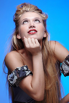 포토 JPG 해외이미지 백인 모델 1 라이프스타일 헤어스타일 손 응시 드레스 여자 행복 유럽 얼굴 한명 사람 빨간색 파란색 금발 유행 흰색 입술 어깨 호기심 팔 몽환 스타일 해외202004 해외포토 서양인 시선 옷 감정 나라 컬러 컨셉 생활 신체부위 파일형식 이미지허브