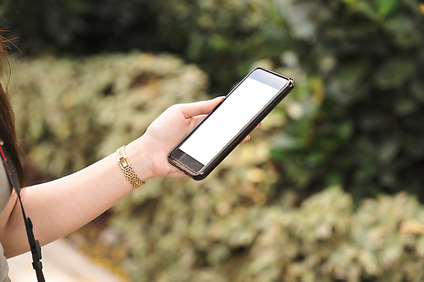 포토 JPG 해외이미지 손 여자 백그라운드 인터넷 모바일 세포 사람 사람없음 스마트폰 핸드폰 스크린 카페 잡기 네트워크 스마트 소셜 해외202004 해외포토 컨셉 모션 신체부위 전자제품 스마트기기 상점 파일형식 이미지허브