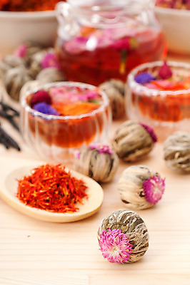 포토 JPG 해외이미지 실내 사람없음 아웃포커스 찻잔 찻잎 꽃차 나무배경 해외202004 공예차 해외포토 백그라운드 잔 촬영기법 내부 차_음료 파일형식 이미지허브