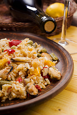 포토 JPG 해외이미지 접시 와인잔 요리 사람없음 바구니 와인병 스페인요리 파에야 나무배경 해외202004 해외포토 식기 음식 백그라운드 술잔 병_용기 서양음식 와인 스페인 파일형식 이미지허브