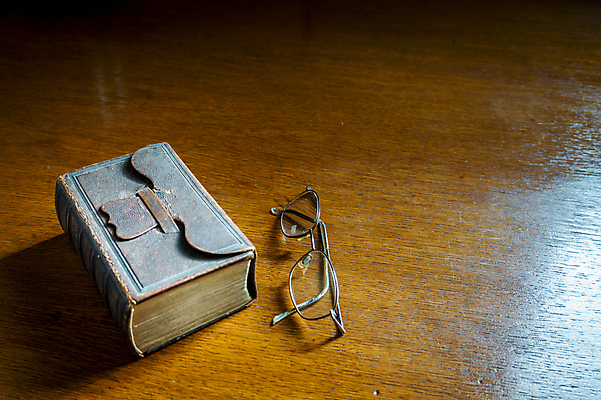 포토 JPG 해외이미지 유럽 기독교 종교 종이 안경 컨셉 텍스트 탁자 사람없음 책 스터디 독서 교회 믿음 성경 정보 수확 골동품 기록 예수 영혼 역사 도서관 인쇄 문서 신성 천국 일반 복음 세기 숭배 신앙심 옛날 중고 출판 해외202004 해외포토 잡화 교육 감정 나라 가구 농업 종교용품 종교건축 모션 건물 학습 신_종교 파일형식 이미지허브