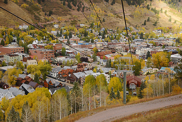 포토 JPG 해외이미지 계절 잎 자연 스키 산 안테나 사람없음 노란색 마을 미국 가을 타운 멀리 콜로라도 해외202004 해외포토 식물 컬러 북아메리카 통신 겨울스포츠 도시 생태계 파일형식 이미지허브