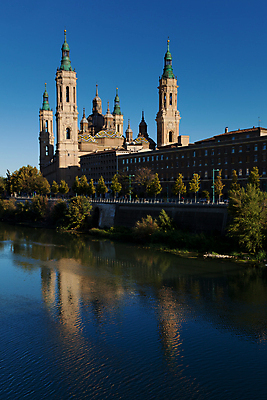 포토 JPG 해외이미지 유럽 문화 여행 파노라마 풍경 사람없음 물 강 반사 교회 탑 맑음 운명 도시 스페인 재산 종탑 아라곤 해외202004 해외포토 자연요소 건축물 나라 종교건축 날씨 촬영기법 건물 금융 파일형식 이미지허브