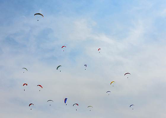 포토 JPG 해외이미지 구름 라이프스타일 스포츠 여행 포즈 날개 자연 하늘 바람 사람 취미 사람없음 야외 파란색 자유 안개 비행 그룹 위험 파일럿 낙하산 네팔 글라이더 무료 많음 해외202004 해외포토 자연요소 직업 아시아 컬러 컨셉 날씨 생활 생태계 파일형식 이미지허브