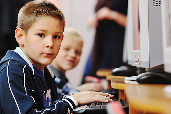포토 JPG 해외이미지 여자 교육 남자 행복 어린이 의자 교실 학교 수업 함께함 한명 사람 앉기 소년 여러명 성인 친구 스터디 컴퓨터 교사 가르침 그룹 책상 해외202004 해외포토 직업 1 감정 가구 다수 컨셉 관계 모션 전자제품 학습 파일형식 이미지허브