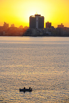 포토 JPG 해외이미지 실루엣 바다 백그라운드 건축양식 풍경 사람없음 야외 건물 물 빛 도시풍경 황혼 일몰 도시 만 장면 쿠바 스카이라인 아바나 잔물결 수평선 해외202004 해외포토 자연요소 건축물 건축 물결 촬영기법 노을 중앙아메리카 파일형식 이미지허브