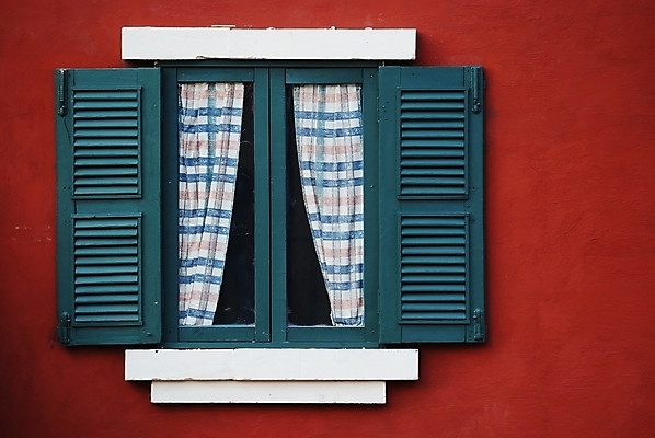 포토 JPG 해외이미지 외관 유럽 건축양식 창문 유리 주택 프레임 사람없음 건물 목재 장식 빨간색 초록색 컬러풀 갈색 페인트 오픈 질감 스타일 해외202004 해외포토 나무 건축물 건축 나라 컬러 재료 재질 파일형식 이미지허브