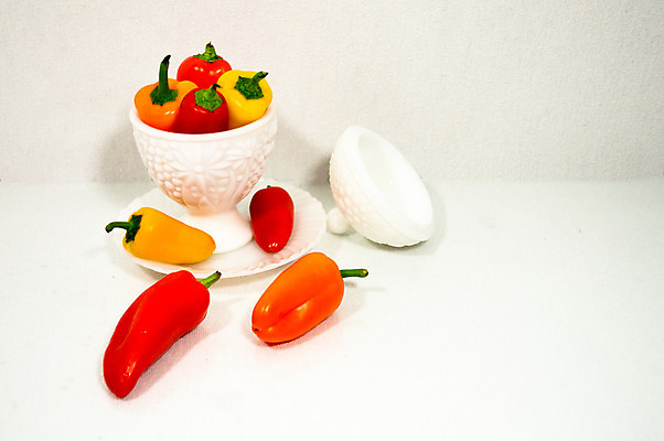 포토 JPG 해외이미지 접시 음식 채소 오렌지 재료 탁자 건강 사람없음 장식 빨간색 파란색 노란색 주방 흰색 사발 칼 달콤 맛 유기농 매움 쏟아짐 해외202004 해외포토 식기 웰빙 컬러 가구 컨셉 과일 모션 사기그릇 파일형식 이미지허브