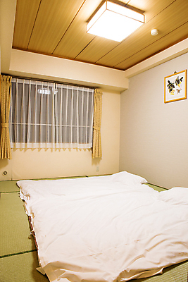 포토 JPG 해외이미지 전통 라이프스타일 디자인 가구 패턴 의자 침구 탁자 휴식 바닥 아파트 주택 실내 사람없음 내부 목재 장식 가로 빛 컴퓨터 소파 반사 유행 일본 침실 방 매트 침대 램프 커튼 고급 우아함 스타일 해외202004 해외포토 나무 아시아 생활용품 컨셉 무늬 재료 조명 건물 생활 전자제품 파일형식 이미지허브