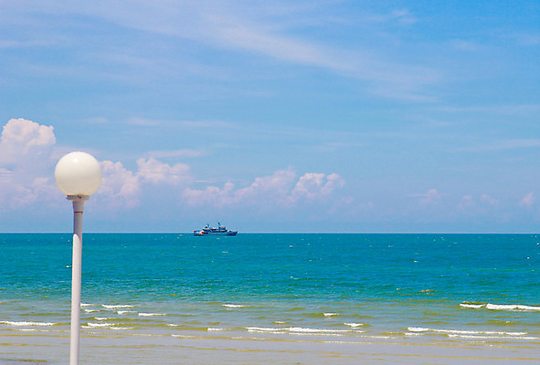 포토 JPG 해외이미지 구름 라이프스타일 산업 아시아 모래 파도 바다 여행 백그라운드 태국 자연 벽지 하늘 낚시 휴가 휴식 항해 풍경 사람없음 야외 물 여름 파란색 빛 햇빛 맑음 등불 램프 보트 휴양지 내추럴 파라다이스 수평선 해외202004 해외포토 자연요소 계절 나라 컬러 컨셉 배_교통 레저 날씨 조명 생활 태양 장소 생태계 파일형식 이미지허브