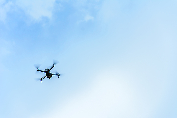 포토 JPG 해외이미지 직업 산업 백그라운드 2 모션 하늘 새로움 안테나 풍경 사람없음 야외 파란색 카메라 디지털 사진촬영 장비 흰색 헬리콥터 무선전화기 로봇 항공 프로펠러 감시 멀리 동영상 혁명 드론 스파이 제어 해외202004 해외포토 컬러 컨셉 통신 비행기 전자제품 촬영 전화기 파일형식 이미지허브