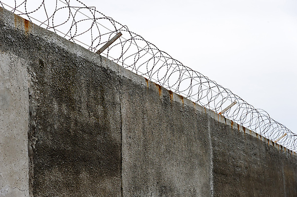 포토 JPG 해외이미지 벽 사람없음 울타리 행운 보호 교도소 감옥 철사 콘크리트 해외202004 해외포토 컨셉 담장 파일형식 이미지허브