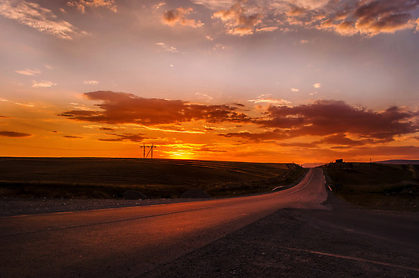 포토 JPG 해외이미지 나무 구름 공원 도로 선 여행 교통시설 자연 하늘 산 거리 건조 풍경 사람없음 야외 목재 가로 태양 노란색 일출 계곡 일몰 운전 시골 죽음 고속도로 숲 아스팔트 산등성이 캘리포니아 장면 아제르바이잔 절정 폭풍우 수평선 해외202004 해외포토 자연요소 식물 공공시설 나라 길 컬러 교통 재료 모션 노을 미국 비_날씨 자연재해 시설 생태계 파일형식 이미지허브