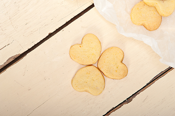 포토 JPG 해외이미지 디저트 사람없음 쿠키 하트 포장지 베이지색 종이호일 해외202004 해외포토 모양 음식 컬러 포장 파일형식 이미지허브