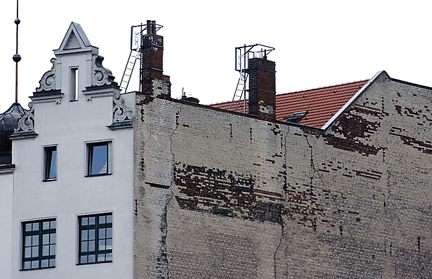 포토 JPG 해외이미지 창문 벽돌 주택 굴뚝 사람없음 옆모습 장식 손상 각도 옛날 해외202004 해외포토 뷰포인트 컨셉 건물 파일형식 이미지허브