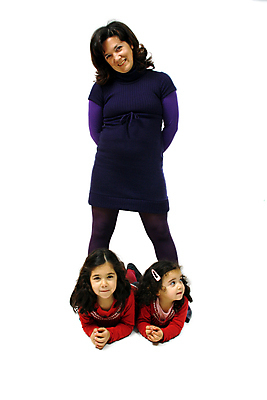 포토 JPG 해외이미지 딸 행복 어린이 가족 엄마 사랑 사람 세명 우정 보호 해외202004 해외포토 감정 컨셉 관계 친구 파일형식 이미지허브