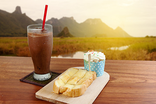 포토 JPG 해외이미지 종이 커피 음료 음식 빵 조각 유리 탁자 아침 디저트 건강 사람없음 목재 컵 갈색 케이크 초콜릿 냉동 얼음 식사 펼침 카페 빵집 우유 추위 신선 달콤 맛 아침식사 시원함 크림 서리 번짐 부드러움 토핑 시럽 버터 코코아 떨림 모카 섞기 스무디 카카오 해외202004 해외포토 주간 자연요소 나무 식기 컬러 가구 컨셉 재료 모션 재질 유제품 상점 감각 파일형식 효과 이미지허브