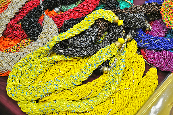 포토 JPG 해외이미지 모델 여자 백그라운드 장신구 발렌타인데이 선물 사랑 사람없음 장식 빨간색 빛 유행 금속 검은색 흰색 화려 고급 우아함 은색 보석 구슬 스타일 해외202004 해외포토 감정 컬러 컨셉 데이이벤트 재질 사람 광석 파일형식 이미지허브