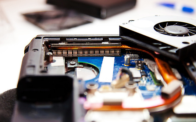 포토 JPG 해외이미지 산업 실내 사람없음 노트북 컴퓨터 검은색 어둠 장비 부채 코드 라디에이터 램 프로세서 해외202004 해외포토 컬러 내부 전자제품 파일형식 이미지허브