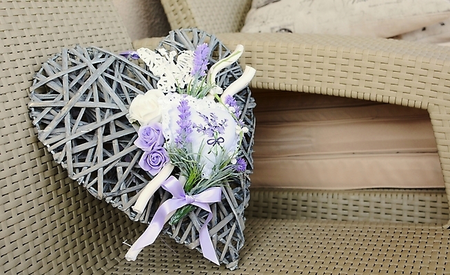 포토 JPG 해외이미지 식물 1 꽃 리본 가구 꽃무늬 자연 주택 사랑 사람없음 야외 목재 장식 여름 정원 보라색 봄 흰색 하트 허브 양동이 원예 라벤더 정물화 핸드메이드 해외202004 해외포토 모양 나무 계절 감정 컬러 생활용품 무늬 재료 취미 건물 그림 생태계 파일형식 이미지허브