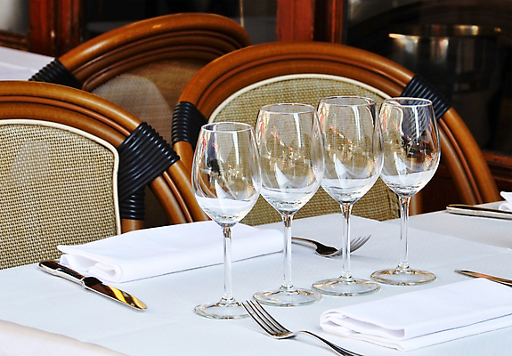 포토 JPG 해외이미지 음료 음식 여행 가구 유리 탁자 거리 요리 사람없음 야외 목재 식당 와인 식사 카페 프랑스 식탁보 흰색 도시 저녁 메뉴 냅킨 프랑스어 스타일 파리(프랑스) 해외202004 해외포토 나무 문자 유럽 컬러 생활용품 재료 재질 주류 상점 야간 파일형식 이미지허브