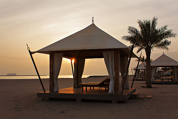 포토 JPG 해외이미지 나무 구름 라이프스타일 건축물 모래 바다 여행 하늘 호텔 휴가 휴식 풍경 해변 사람없음 가로 초록색 물 파란색 관광지 야자수 태양 뜨거움 고급 고독 크루즈 아라비아 방갈로 폴리네시아 석호 두바이 터키석 수평선 해외202004 해외포토 자연요소 식물 건축 감정 컬러 컨셉 배_교통 숙소 생활 오세아니아 보석 아랍에미리트 파일형식 이미지허브