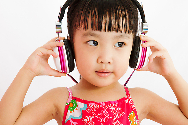 포토 JPG 해외이미지 여자 행복 얼굴 어린이 음악 이어폰 한명 사람 동양인 헤드폰 중국 소리 기쁨 듣기 장비 흰색 표현 달콤 오디오 말레이시아 결백 고립 리듬 멜로디 뮤지컬 해외202004 해외포토 1 감정 아시아 컬러 음향기기 모션 문화예술 인종 신체부위 전자제품 맛 파일형식 이미지허브