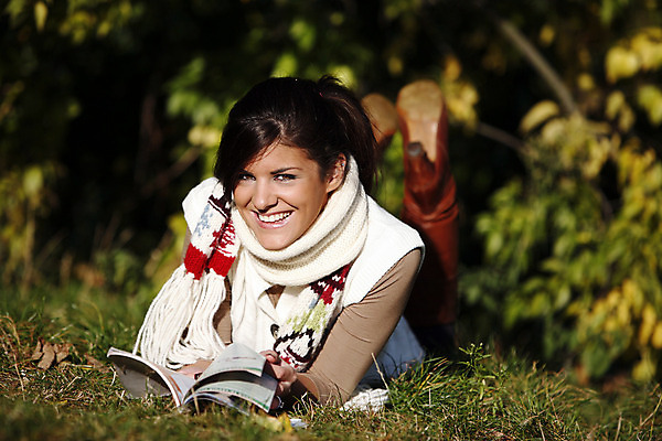 포토 JPG 해외이미지 나무 공원 여자 잎 자연 휴식 한명 사람 야외 책 기쁨 아내 읽기 리뷰 해외202004 해외포토 식물 1 공공시설 감정 컨셉 모션 생태계 파일형식 이미지허브