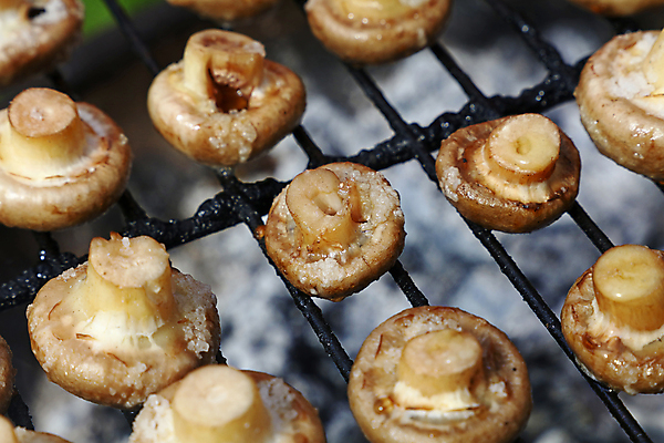 포토 JPG 해외이미지 음식 채소 흡연 요리 사람없음 여름 갈색 버섯 흰색 닫기 그릴 바비큐 굽기 준비 각도 소금 숯 채식주의자 해외202004 해외포토 계절 컬러 모션 주방용품 담배 구이 채식 파일형식 이미지허브