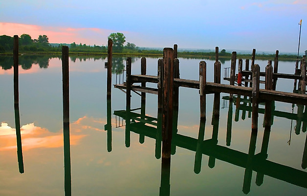 포토 JPG 해외이미지 호수 바다 교통시설 유리 하늘 아침 추상 사람 사람없음 물 파란색 평화 침묵 흰색 연못 보트 분위기 플랫 매끈함 작음 묶기 속도 싱글 고립 우수 혼자 해외202004 해외포토 주간 자연요소 컬러 교통 컨셉 무늬 배_교통 모션 재질 소리 감각 크기 절기 시설 파일형식 이미지허브