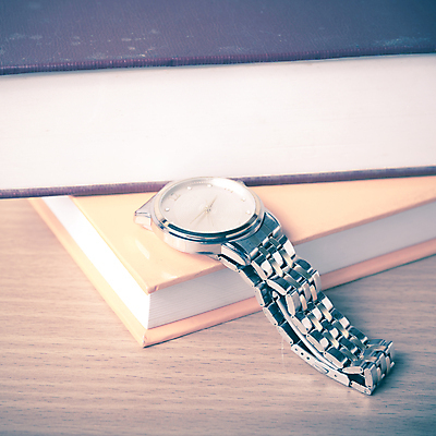 포토 JPG 해외이미지 근접촬영 사람없음 손목시계 오브젝트 책더미 해외202004 해외포토 뷰포인트 시계 장신구 책 무더기 파일형식 이미지허브