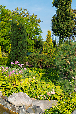 포토 JPG 해외이미지 나무 식물 계절 꽃 길 분홍색 창문 풍경 잔디 사람없음 초록색 태양 정원 맑음 봄 바위 소나무 개화 나무껍질 암초 상록수 해외202004 해외포토 자연요소 컬러 날씨 껍질 돌_바위 파일형식 이미지허브