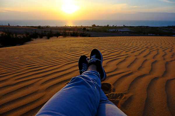포토 JPG 해외이미지 라이프스타일 계절 아시아 모래 여행 백그라운드 신발 오렌지 자연 하늘 휴가 휴식 사람 동양인 풍경 사람없음 여름 파란색 모래사장 노란색 사막 자유 언덕 베트남 감탄 양발 해외202004 해외포토 나라 바다 컬러 컨셉 과일 인종 생활 동남아시아 생태계 파일형식 이미지허브