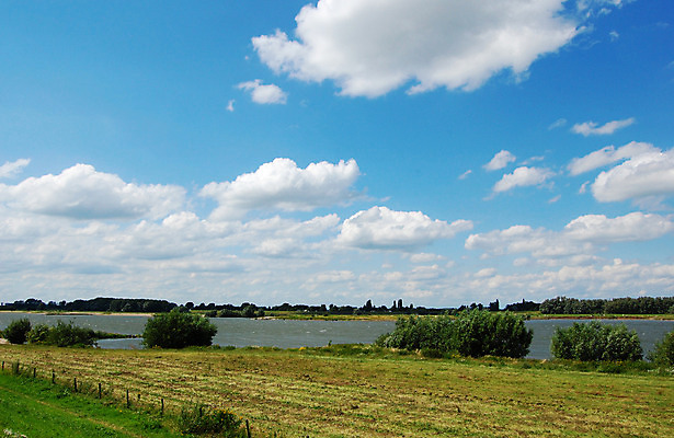 포토 JPG 해외이미지 구름 밭 하늘 풍경 사람없음 초록색 물 파란색 강 흰색 시골 네덜란드 해외202004 해외포토 자연요소 유럽 컬러 농업 파일형식 이미지허브