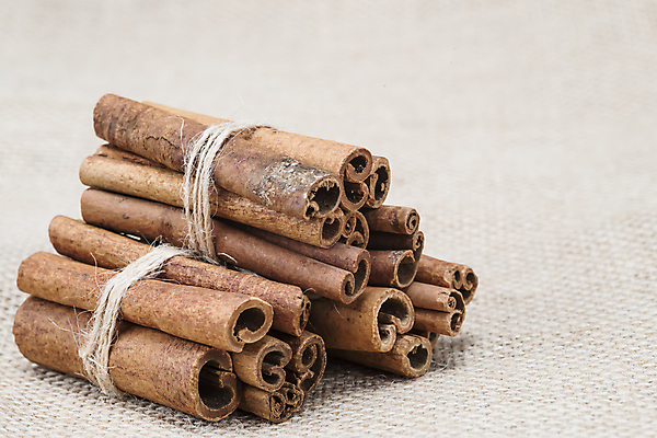 포토 JPG 해외이미지 밧줄 음식 다이어트 재료 자연 건조 건강 동양인 사람없음 갈색 신선 양념 조미료 막대기 고리 달콤 약초 인도인 다발 묶기 허브 삼베 향신료 보따리 유기농 질감 매듭 향기 나무껍질 향료 향 아로마테라피 흙더미 내추럴 시나몬 정물화 카피스페이스 해외202004 해외포토 외국인 나무 식물 웰빙 줄 컬러 모션 인종 흙 공백 껍질 풀_식물 맛 그림 생태계 냄새 테라피 향미료 파일형식 천_직물 더미 이미지허브